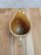 Petit pichet ancien en verre pressé teinte miel – décor moulé