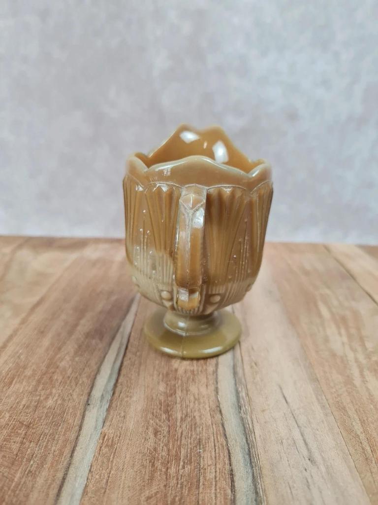 Petit pichet ancien en verre pressé teinte miel – décor moulé