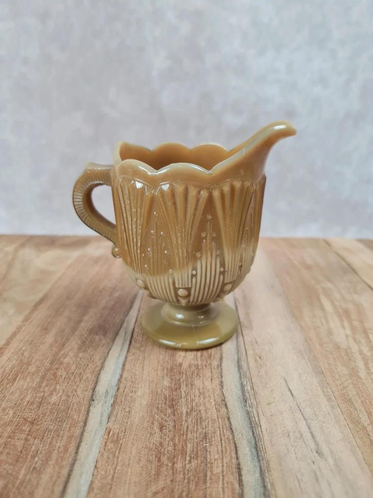 Petit pichet ancien en verre pressé teinte miel – décor moulé