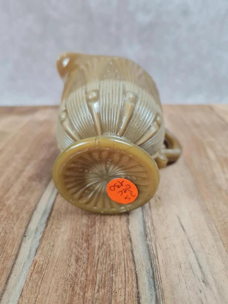 Petit pichet ancien en verre pressé teinte miel – décor moulé