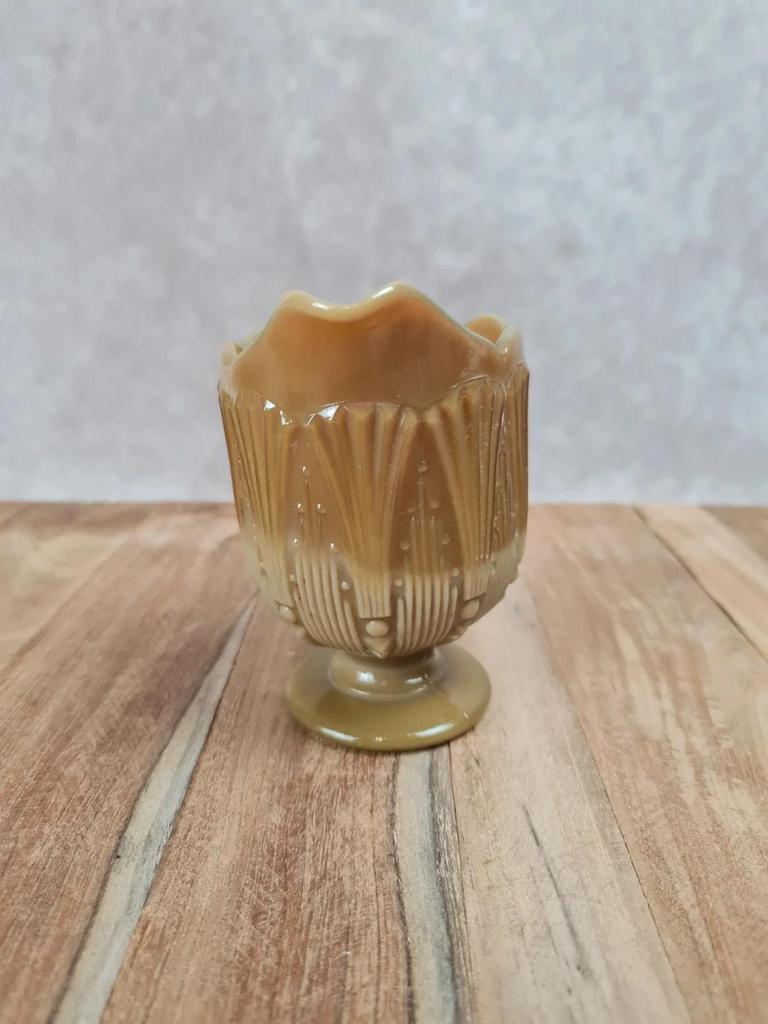 Petit pichet ancien en verre pressé teinte miel – décor moulé