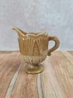 Petit pichet ancien en verre pressé teinte miel – décor moulé