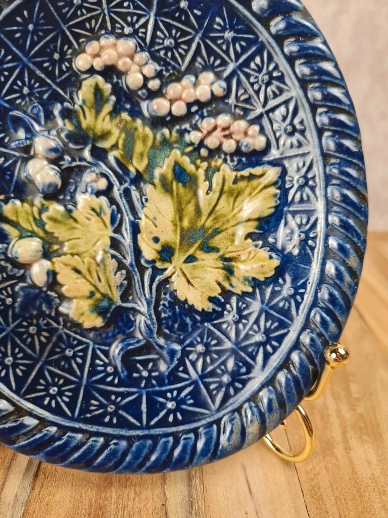 🩵 Petit plat ancien en barbotine – décor raisin et feuilles de vigne 🍇
