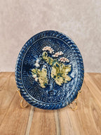 🩵 Petit plat ancien en barbotine – décor raisin et feuilles de vigne 🍇