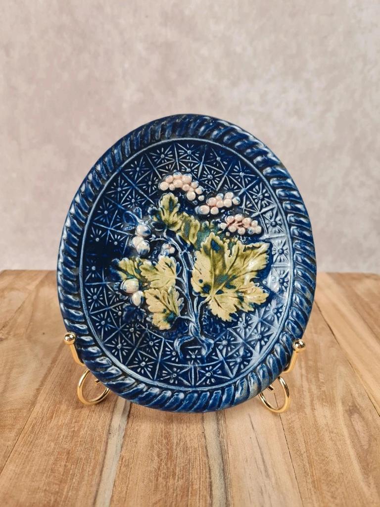 🩵 Petit plat ancien en barbotine – décor raisin et feuilles de vigne 🍇