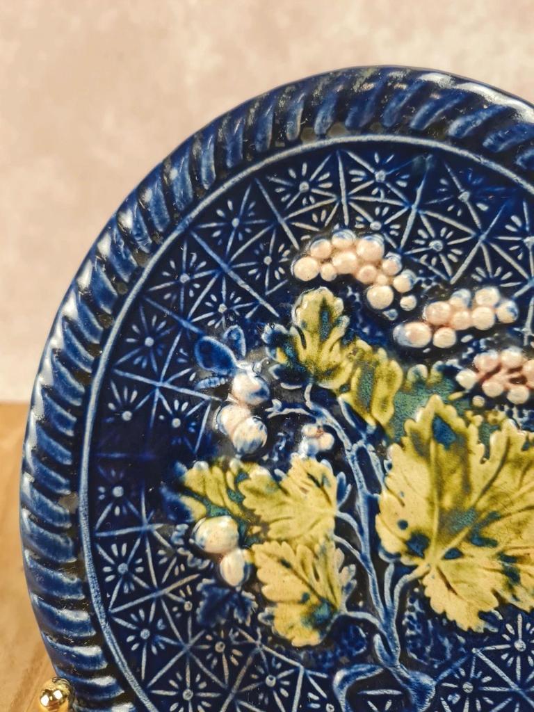 🩵 Petit plat ancien en barbotine – décor raisin et feuilles de vigne 🍇