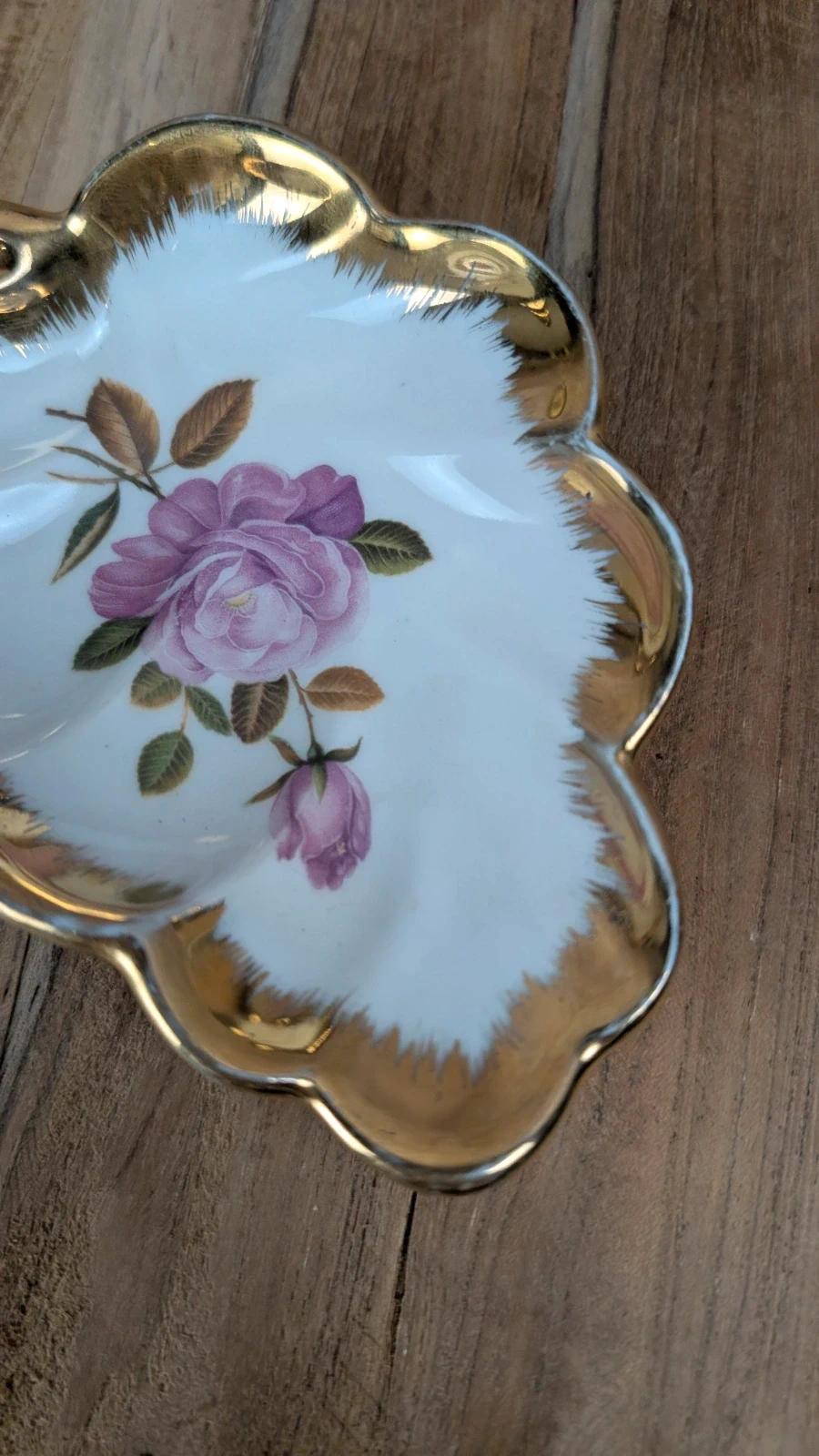 Petit plat en porcelaine Porcbe – décor rose & liseré doré
