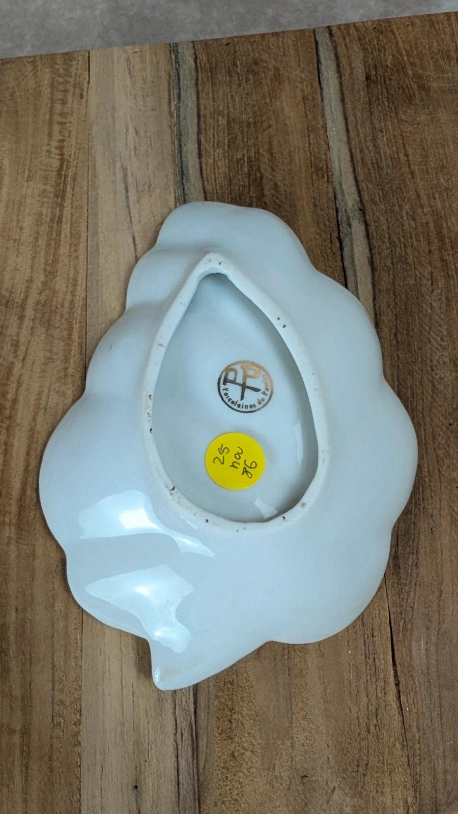 Petit plat en porcelaine Porcbe – décor rose & liseré doré