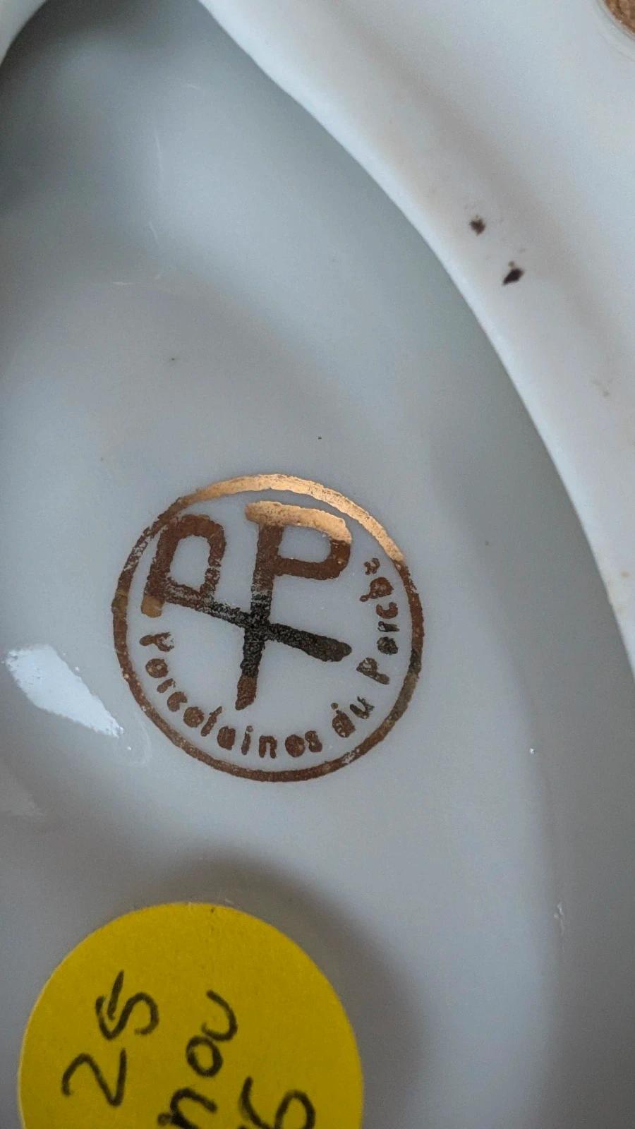 Petit plat en porcelaine Porcbe – décor rose & liseré doré