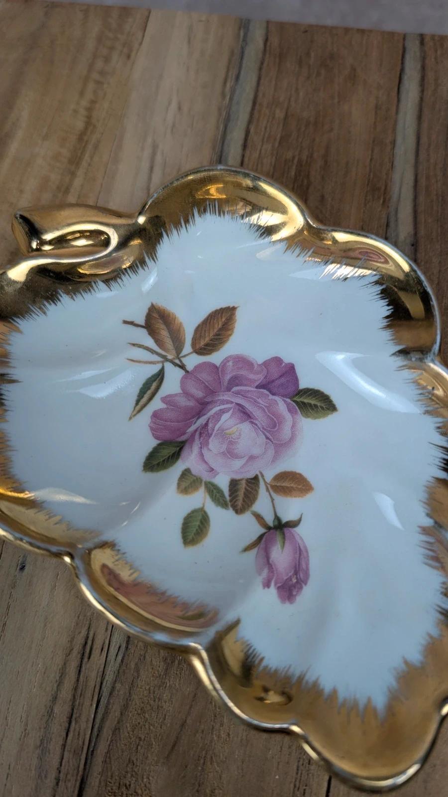 Petit plat en porcelaine Porcbe – décor rose & liseré doré