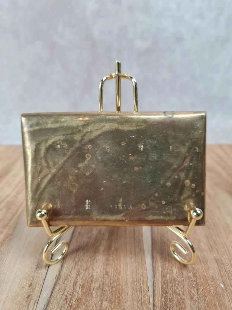 Petit plateau en laiton gravé signé R.b