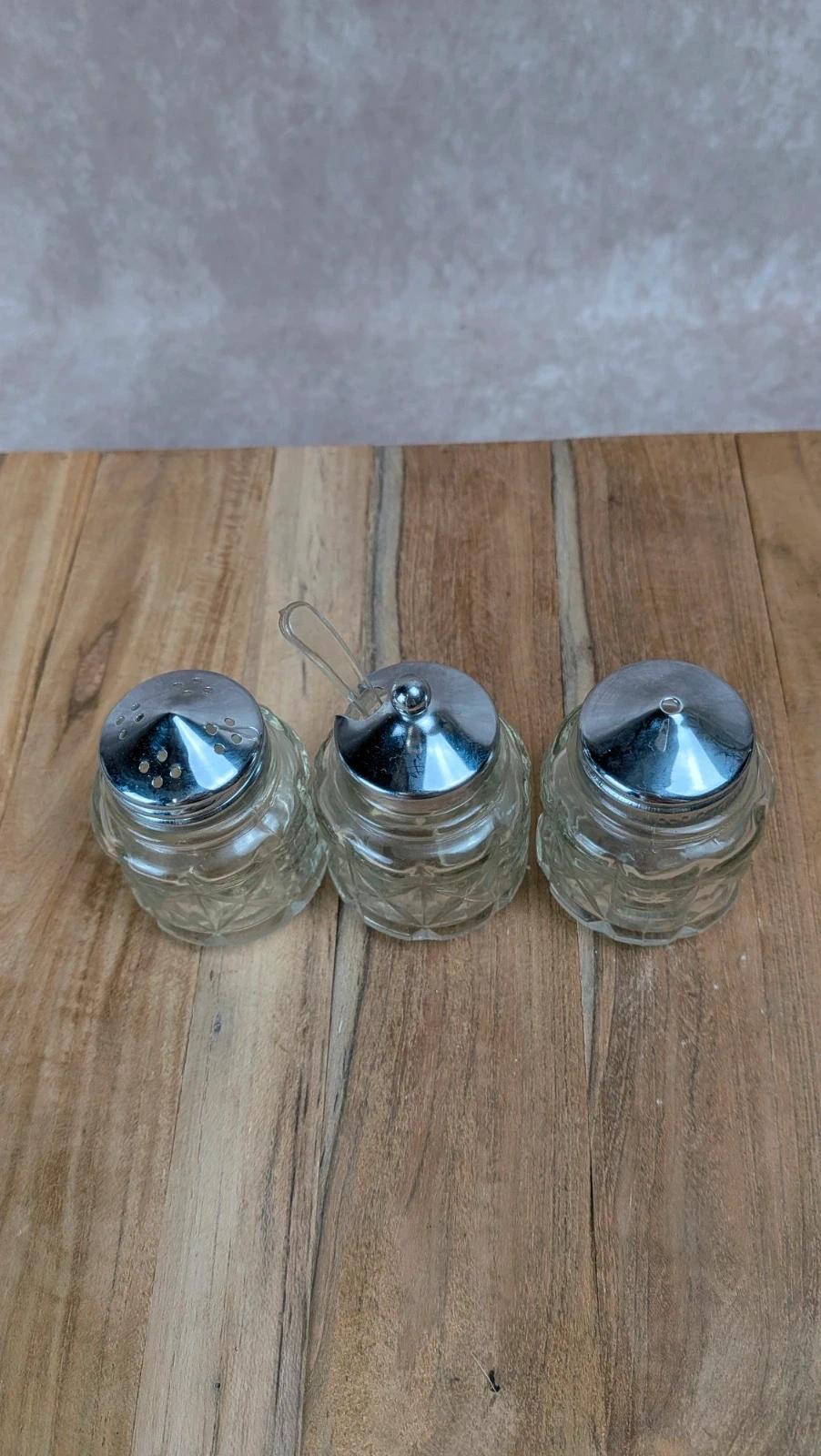 Petit set vintage salière • poivrière • moutardier + plateau en inox & verre