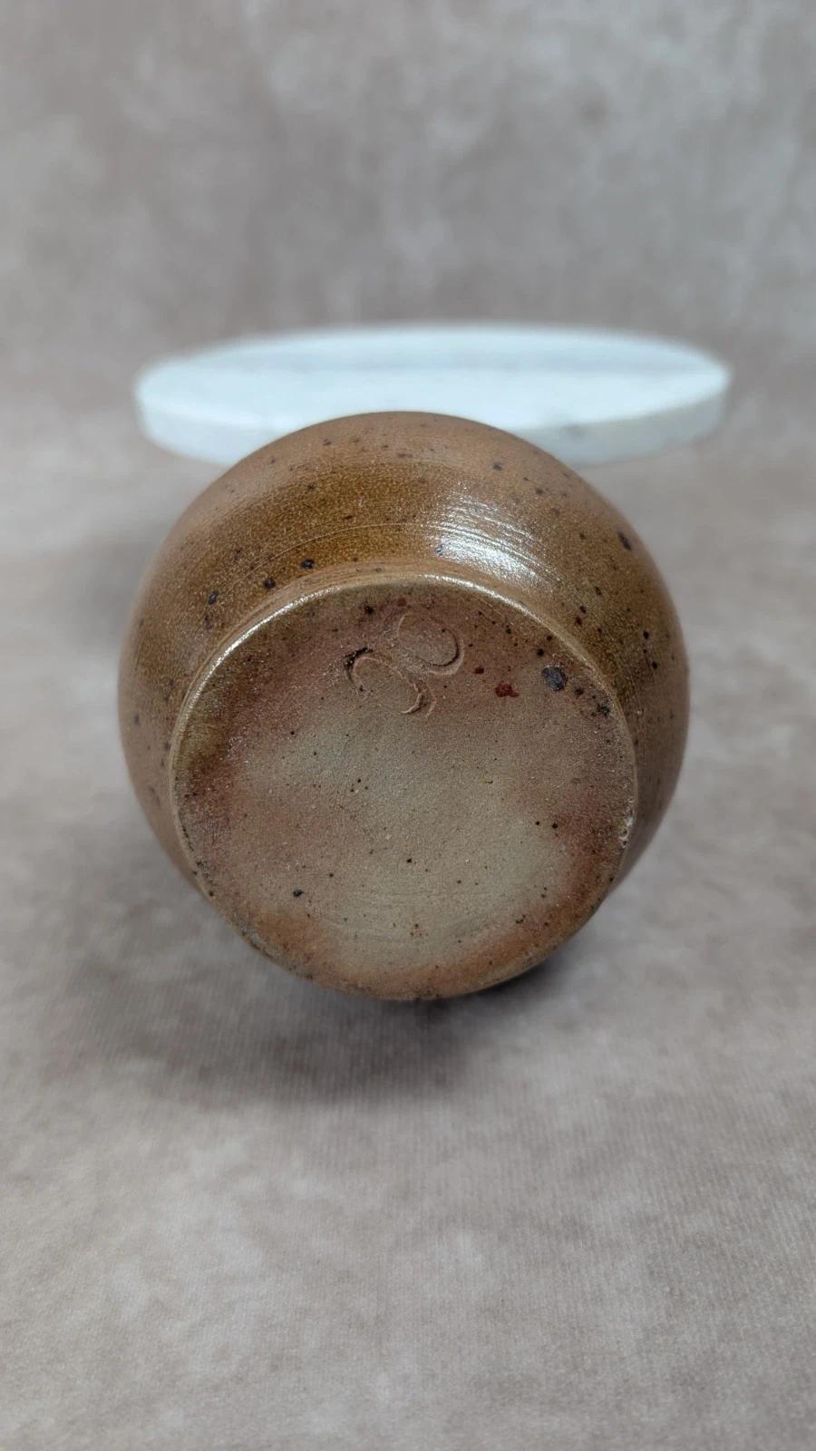 Petit vase en grès artisanal signé – tons bruns mouchetés