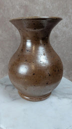 Petit vase en grès artisanal signé – tons bruns mouchetés