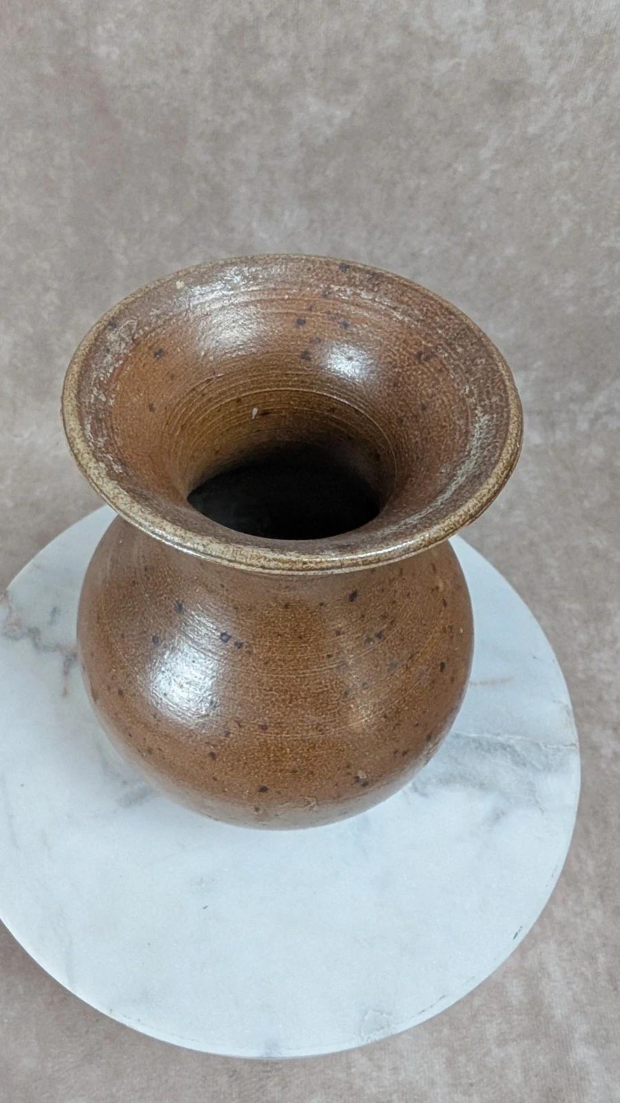 Petit vase en grès artisanal signé – tons bruns mouchetés