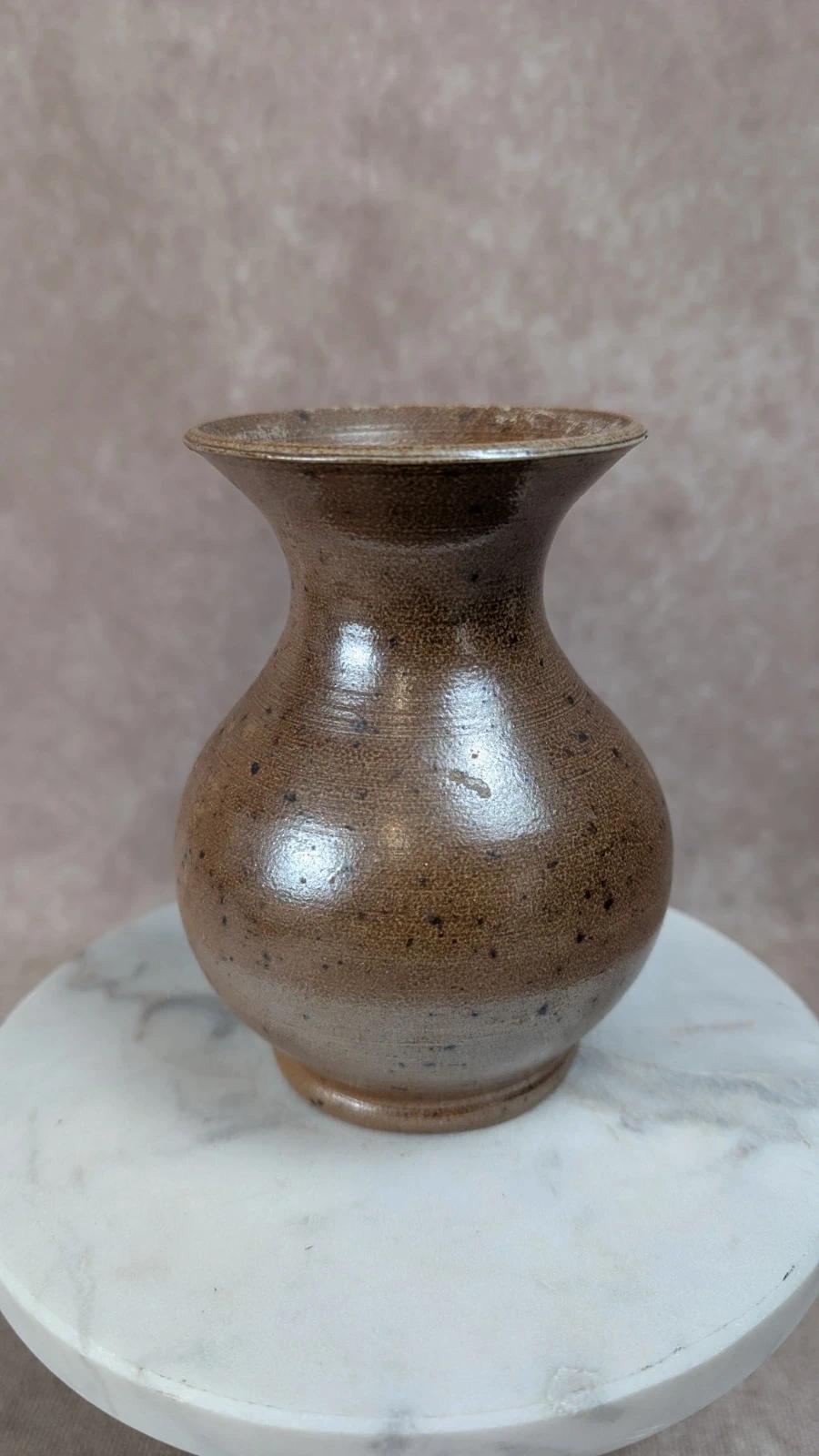 Petit vase en grès artisanal signé – tons bruns mouchetés