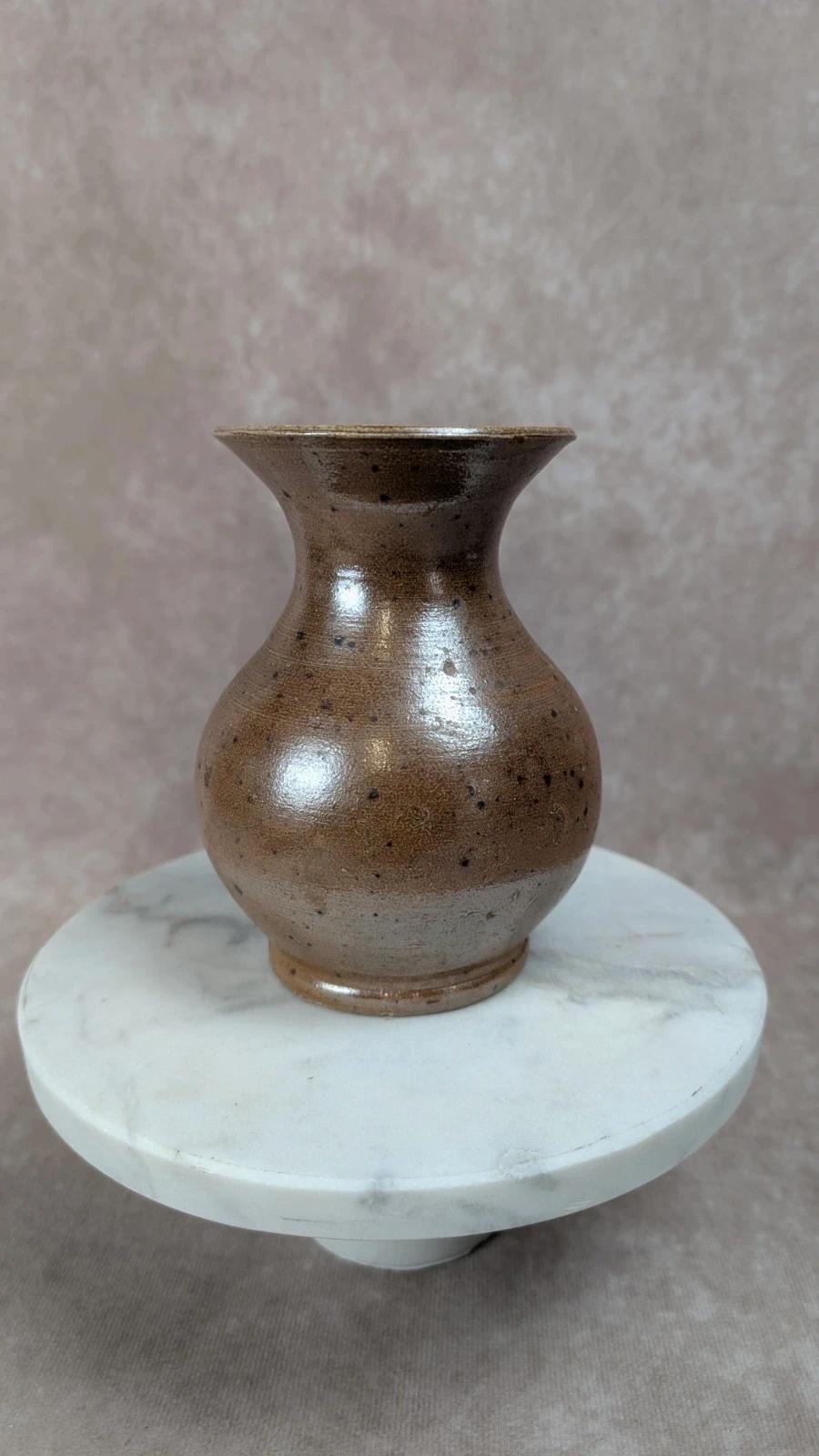 Petit vase en grès artisanal signé – tons bruns mouchetés