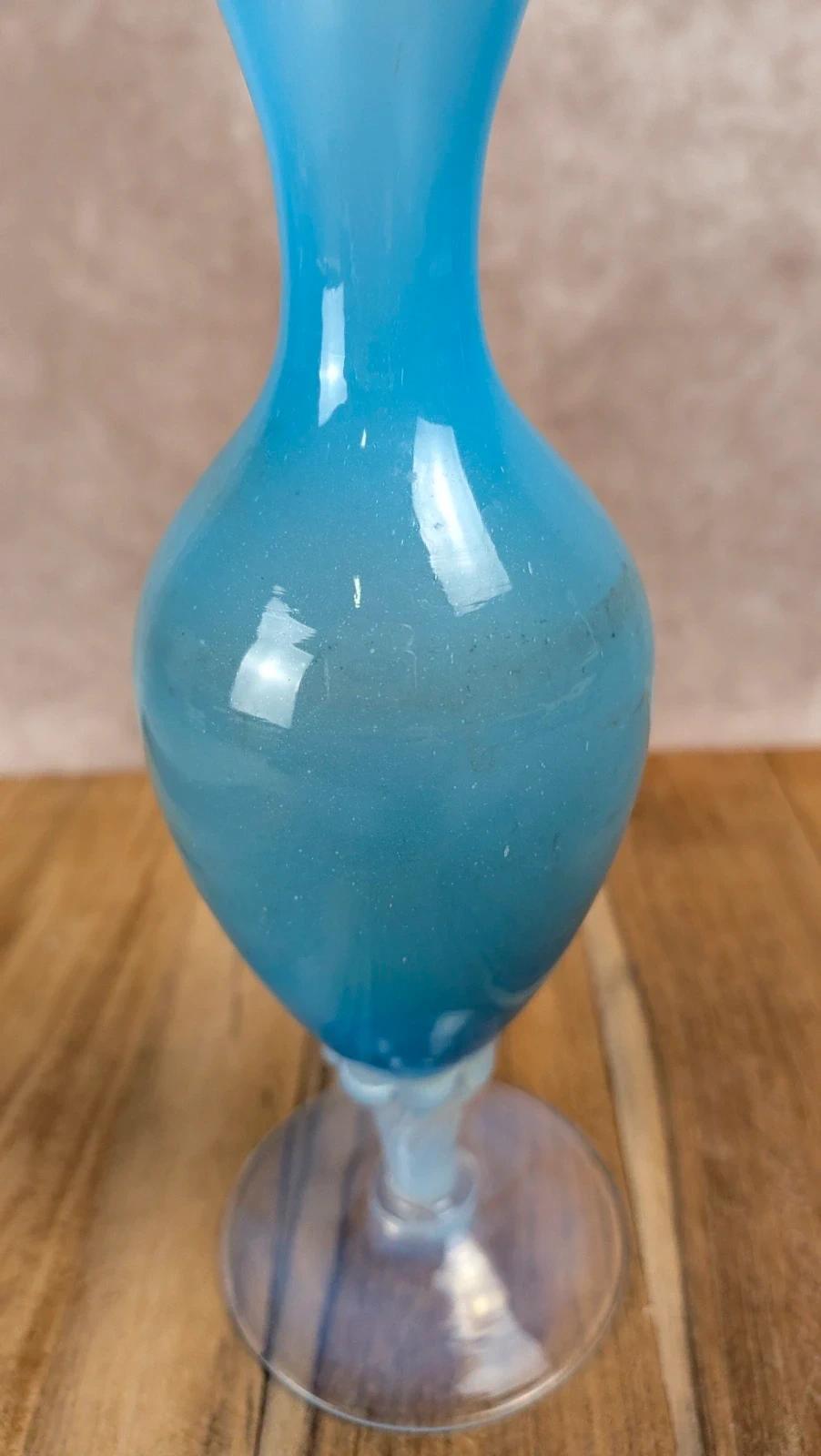 Petit vase en opaline bleue vintage sur pied