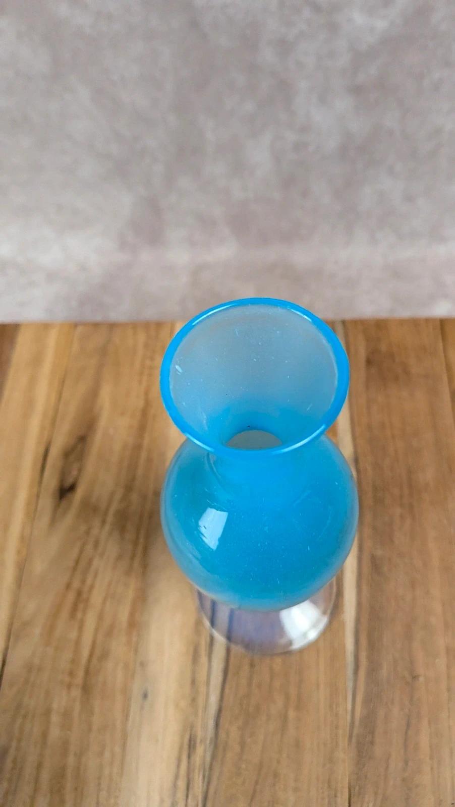 Petit vase en opaline bleue vintage sur pied