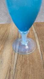 Petit vase en opaline bleue vintage sur pied