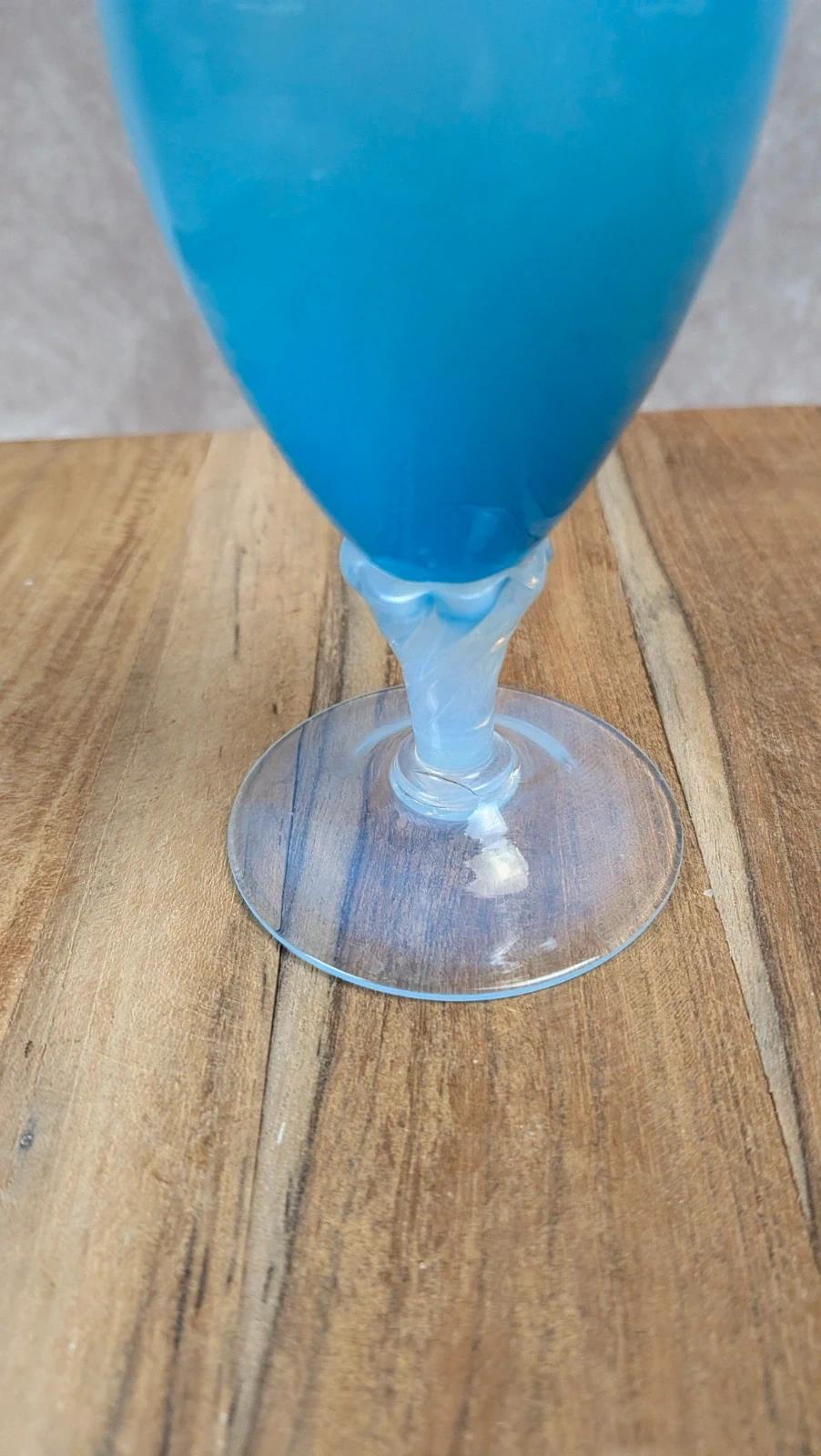 Petit vase en opaline bleue vintage sur pied