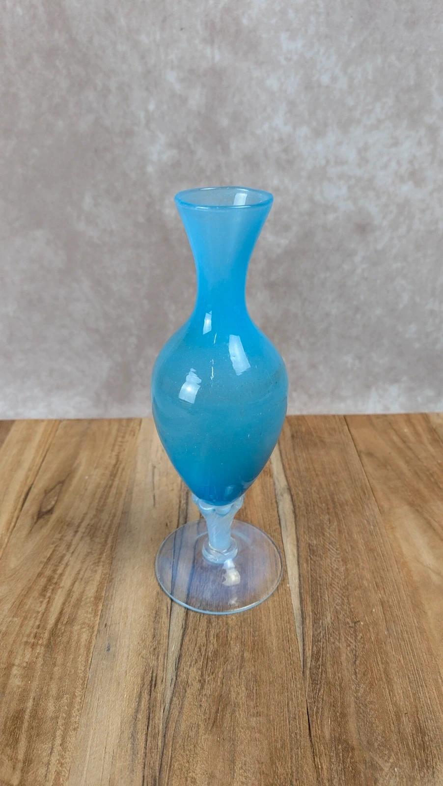 Petit vase en opaline bleue vintage sur pied