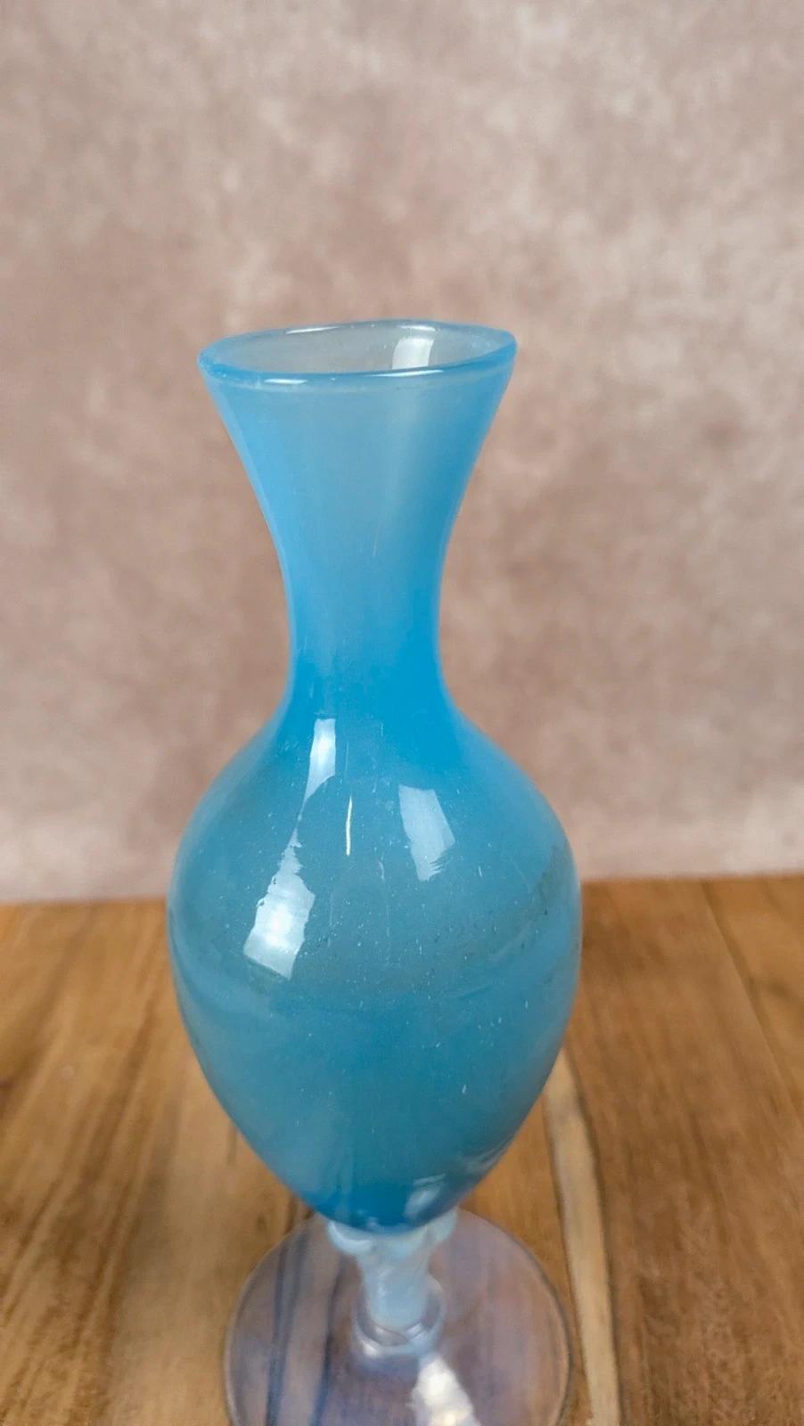 Petit vase en opaline bleue vintage sur pied