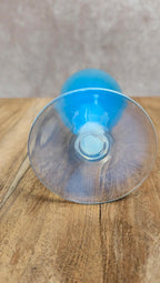 Petit vase en opaline bleue vintage sur pied