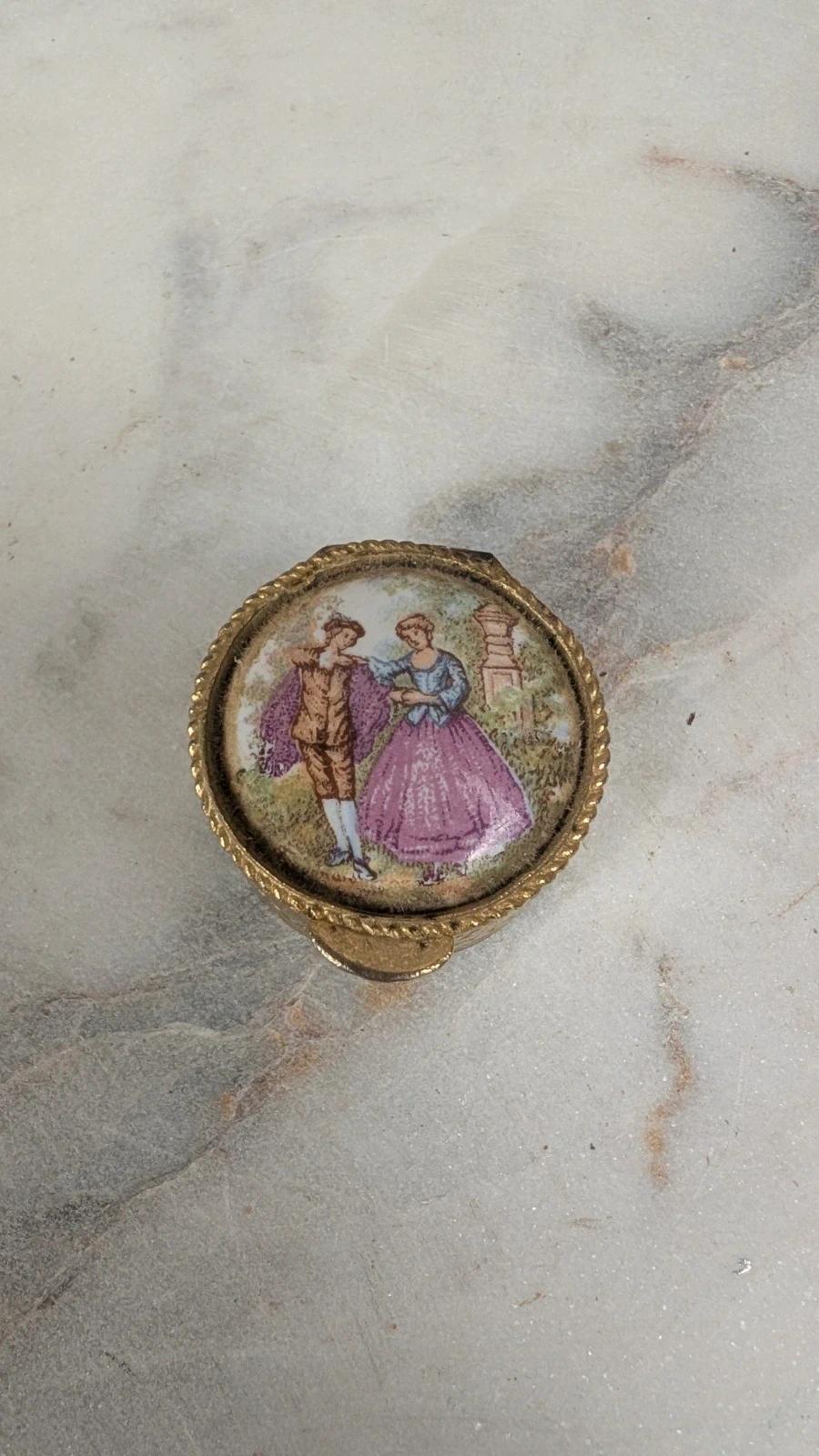 Petite boîte à bijoux vintage dorée avec décor romantique