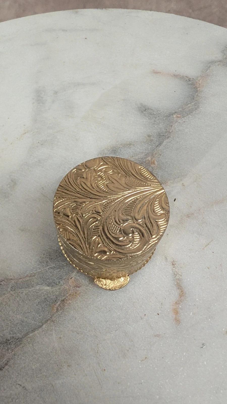 Petite boîte à bijoux vintage dorée avec décor romantique