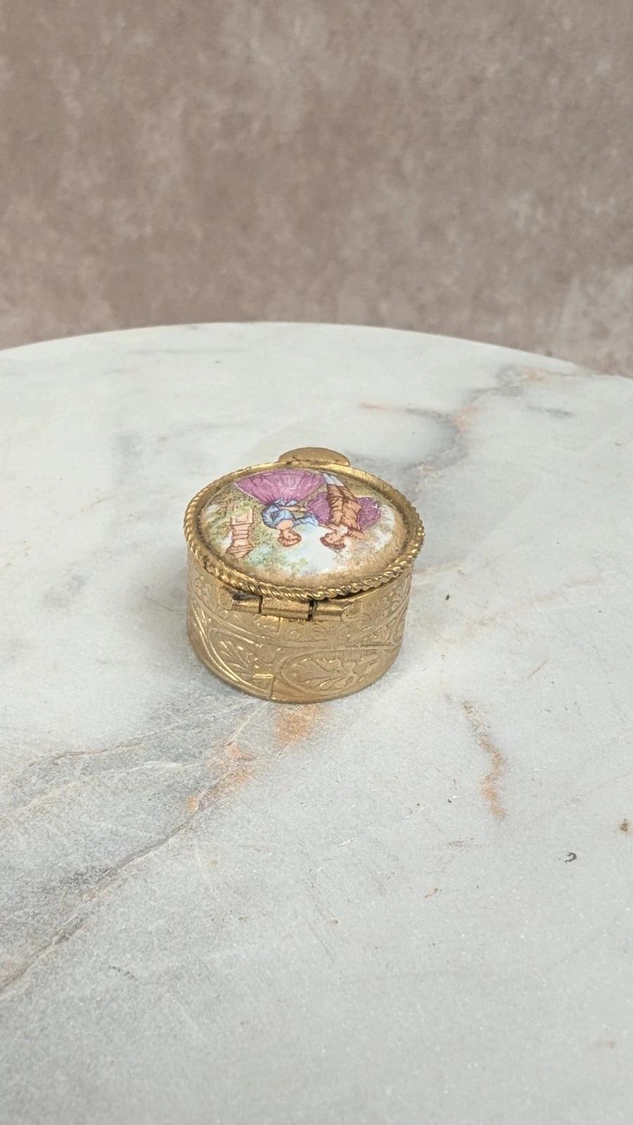 Petite boîte à bijoux vintage dorée avec décor romantique