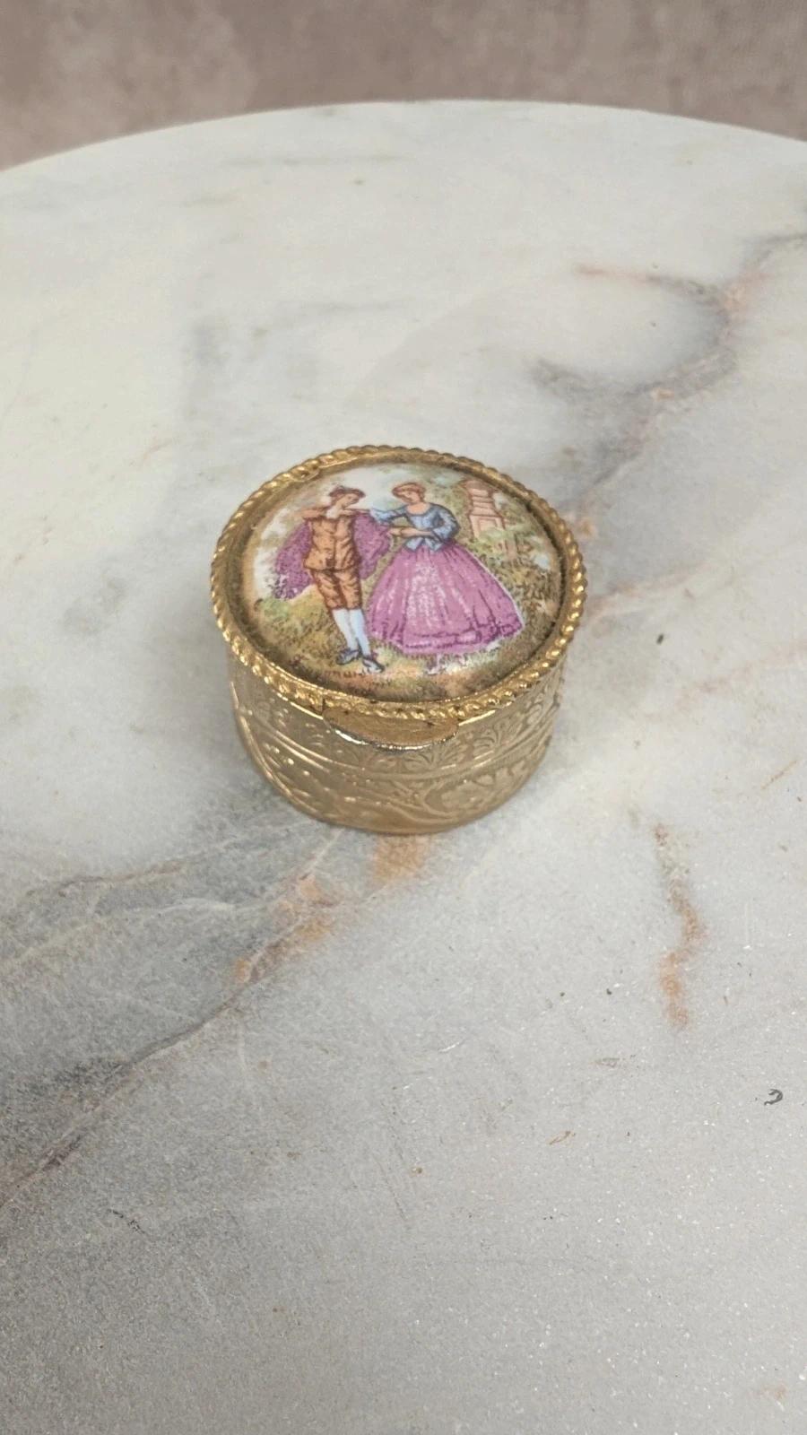 Petite boîte à bijoux vintage dorée avec décor romantique
