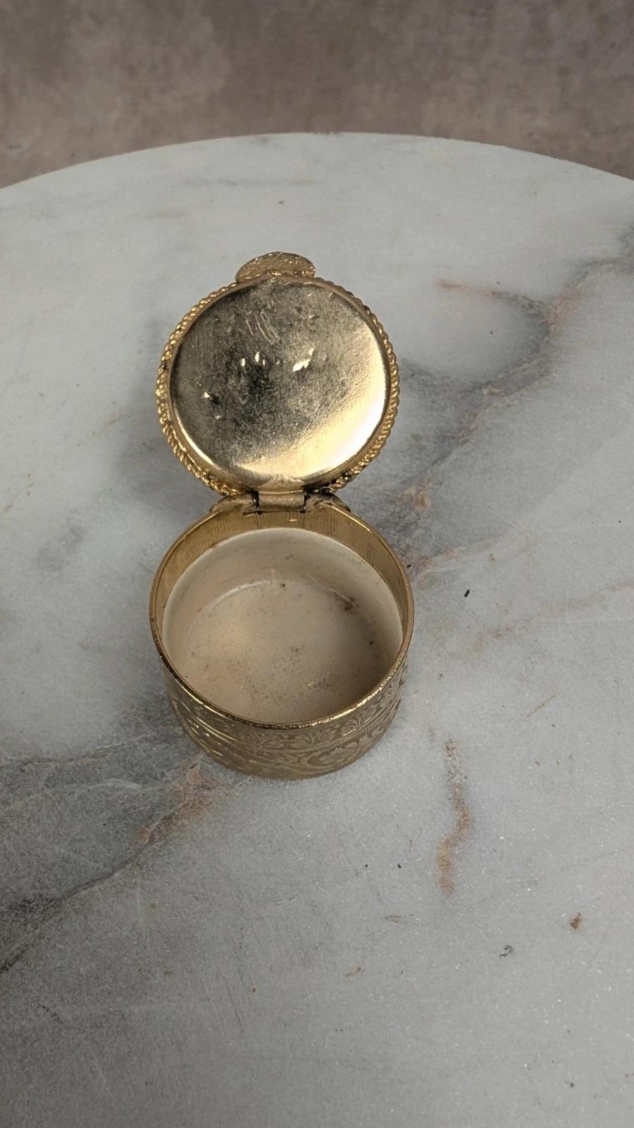 Petite boîte à bijoux vintage dorée avec décor romantique