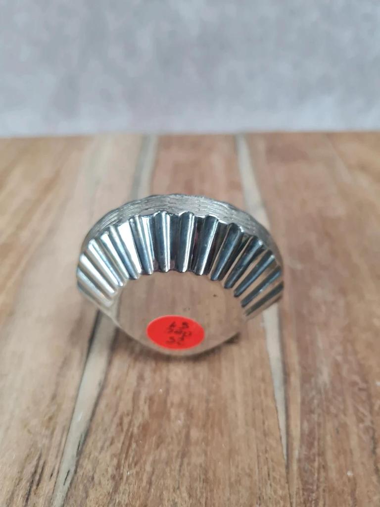 Petite boîte à pilules vintage en métal argenté 🐚