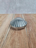 Petite boîte à pilules vintage en métal argenté 🐚