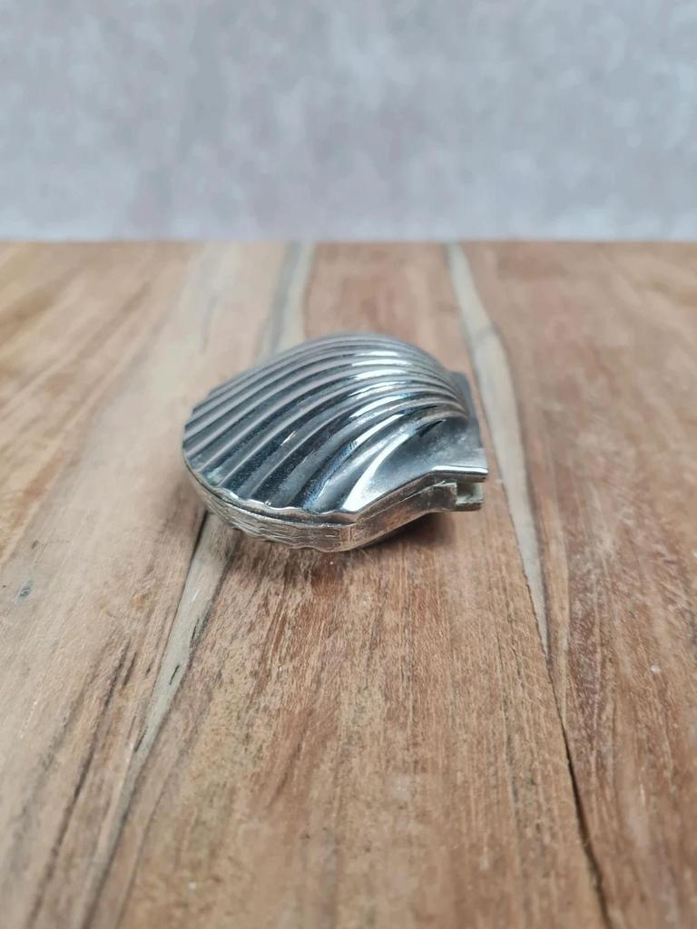 Petite boîte à pilules vintage en métal argenté 🐚
