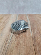 Petite boîte à pilules vintage en métal argenté 🐚