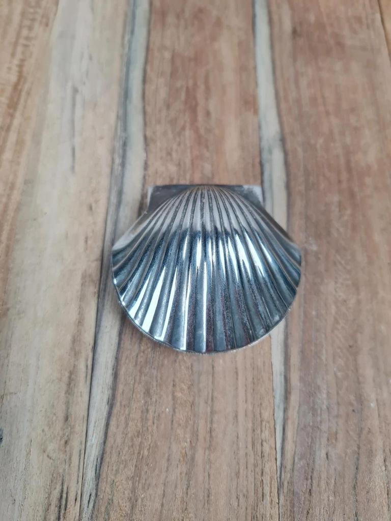 Petite boîte à pilules vintage en métal argenté 🐚