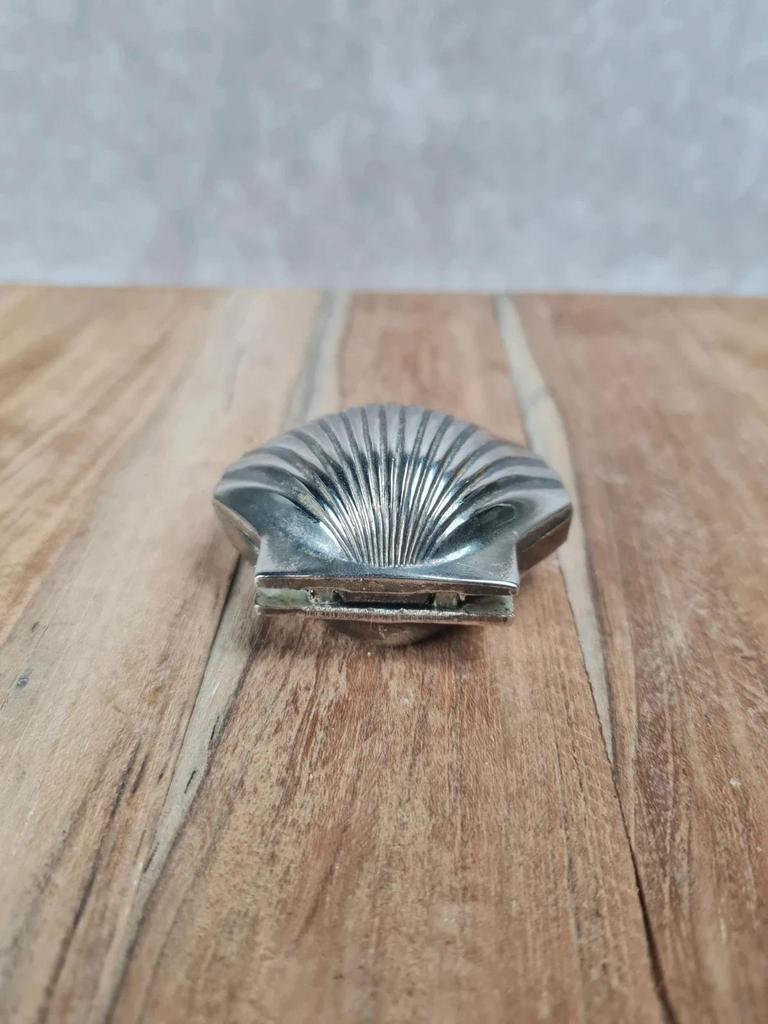 Petite boîte à pilules vintage en métal argenté 🐚