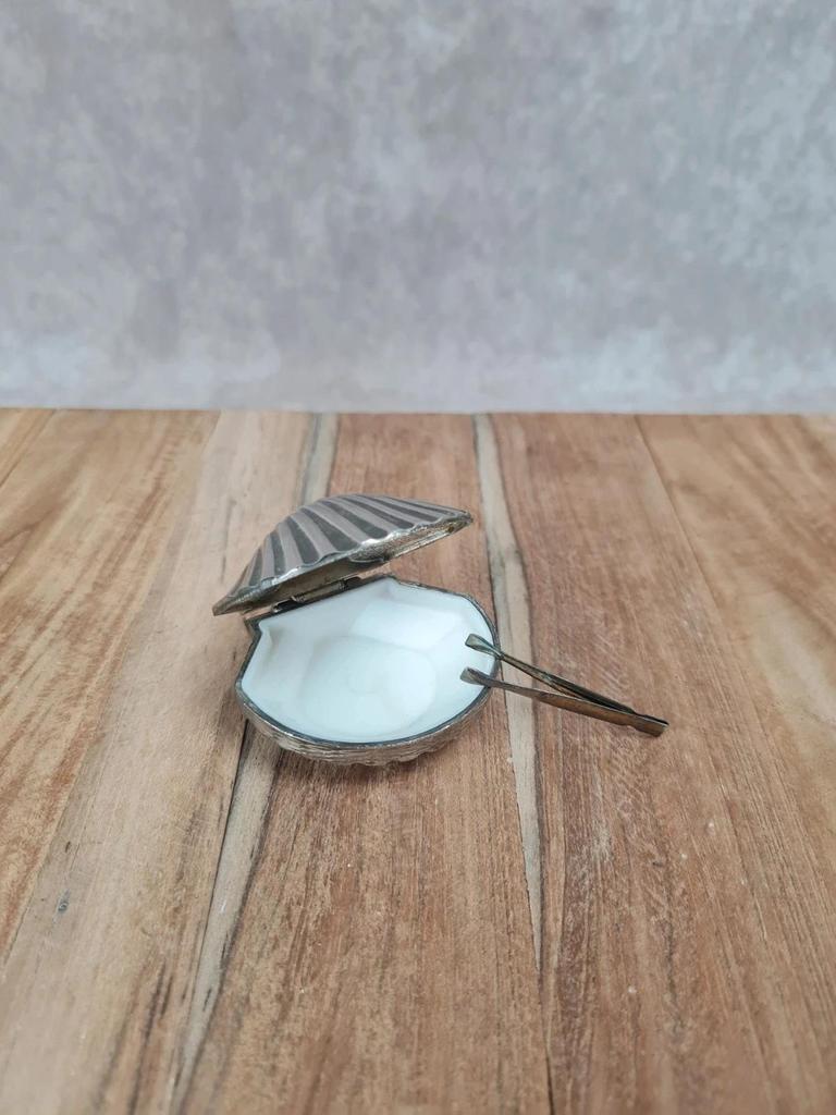 Petite boîte à pilules vintage en métal argenté 🐚