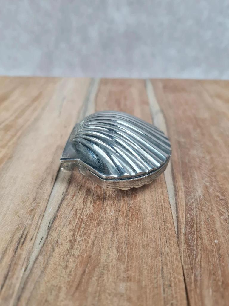 Petite boîte à pilules vintage en métal argenté 🐚