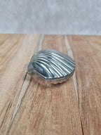 Petite boîte à pilules vintage en métal argenté 🐚