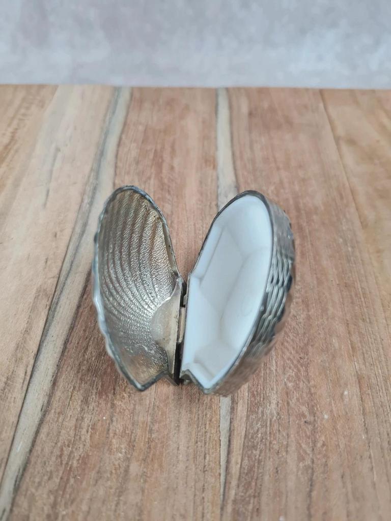 Petite boîte à pilules vintage en métal argenté 🐚