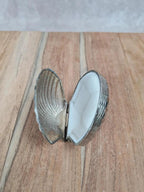 Petite boîte à pilules vintage en métal argenté 🐚