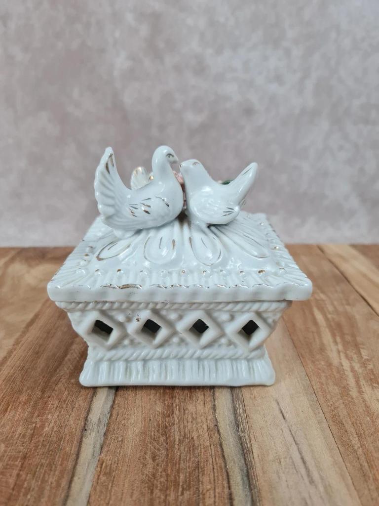 💕 Petite boîte ancienne en porcelaine ajourée avec colombes et roses 🌸