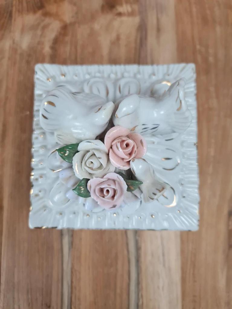 💕 Petite boîte ancienne en porcelaine ajourée avec colombes et roses 🌸