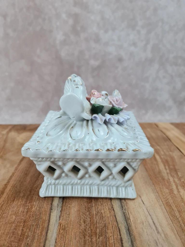 💕 Petite boîte ancienne en porcelaine ajourée avec colombes et roses 🌸