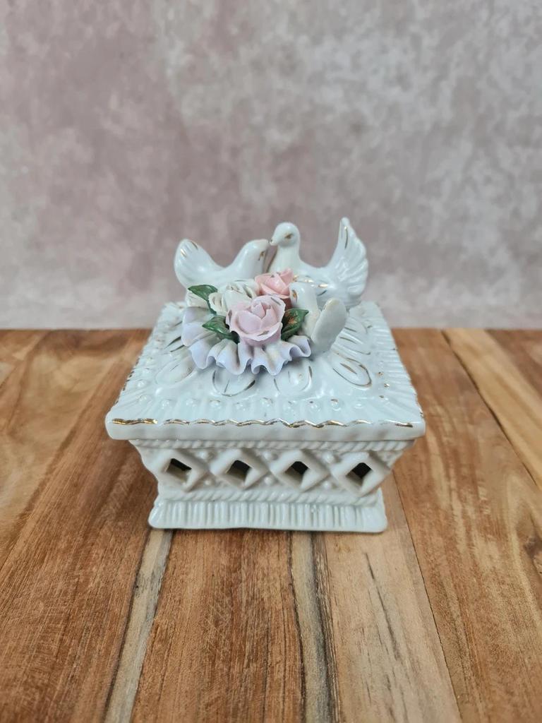 💕 Petite boîte ancienne en porcelaine ajourée avec colombes et roses 🌸