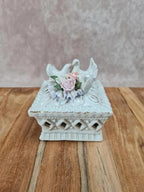 💕 Petite boîte ancienne en porcelaine ajourée avec colombes et roses 🌸