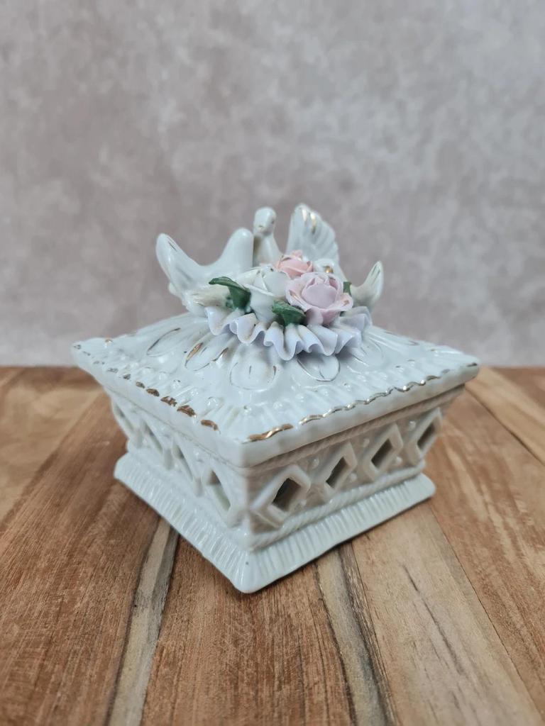 💕 Petite boîte ancienne en porcelaine ajourée avec colombes et roses 🌸